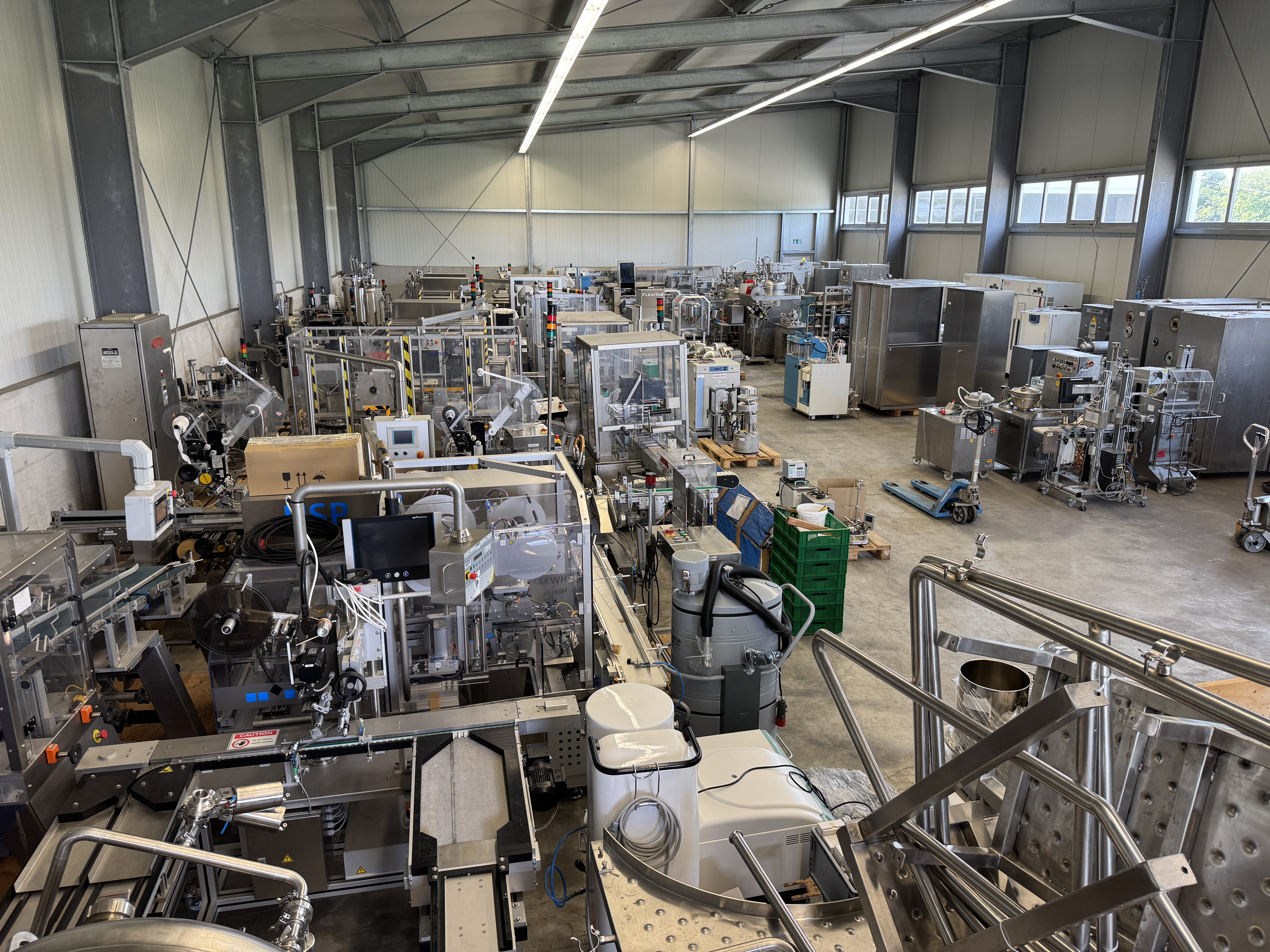 GS-INDUSTRIESERVICE Lagerhalle mit Industriemaschinen