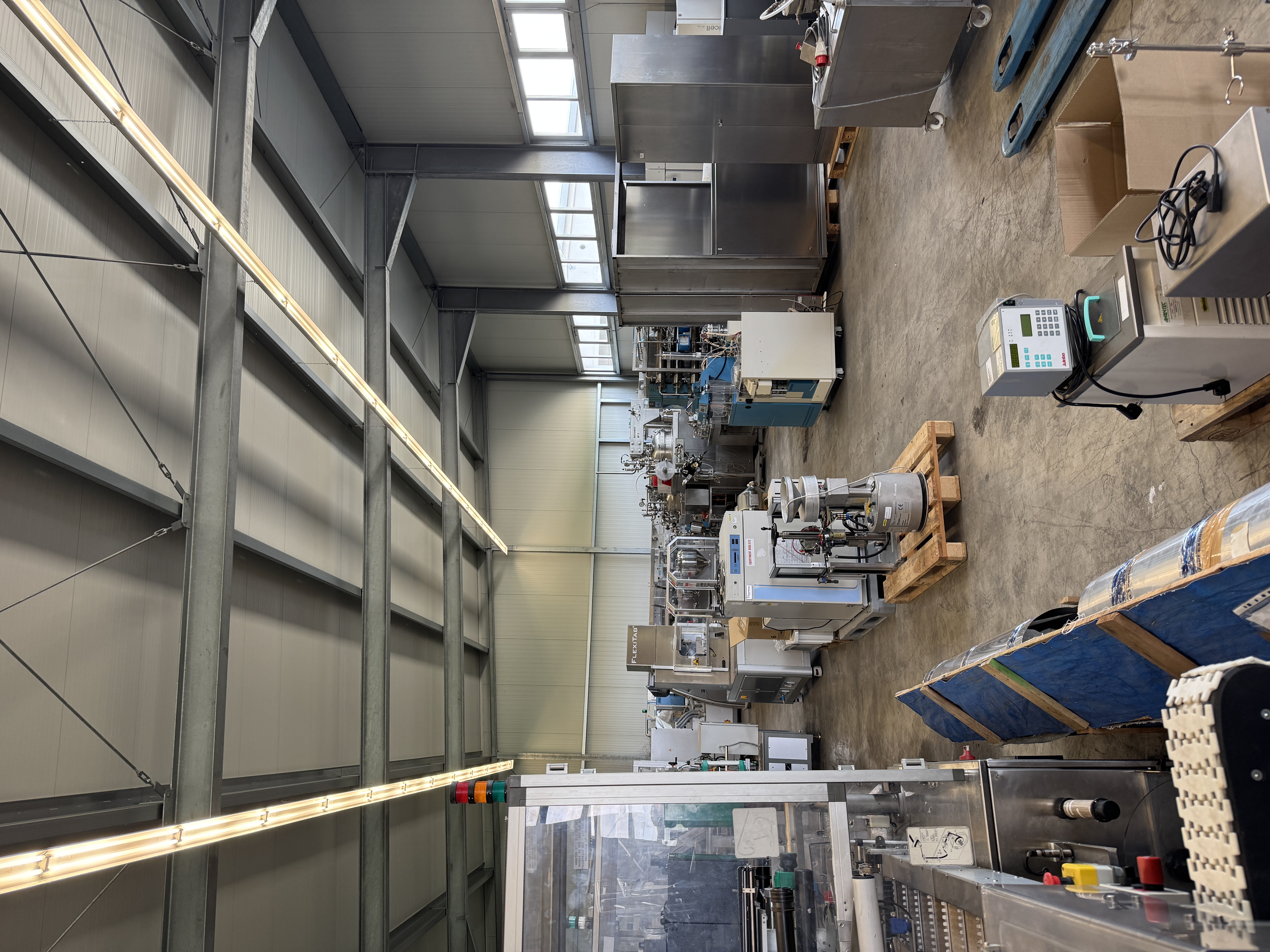 GS-INDUSTRIESERVICE Lager mit Maschinen und Anlagen